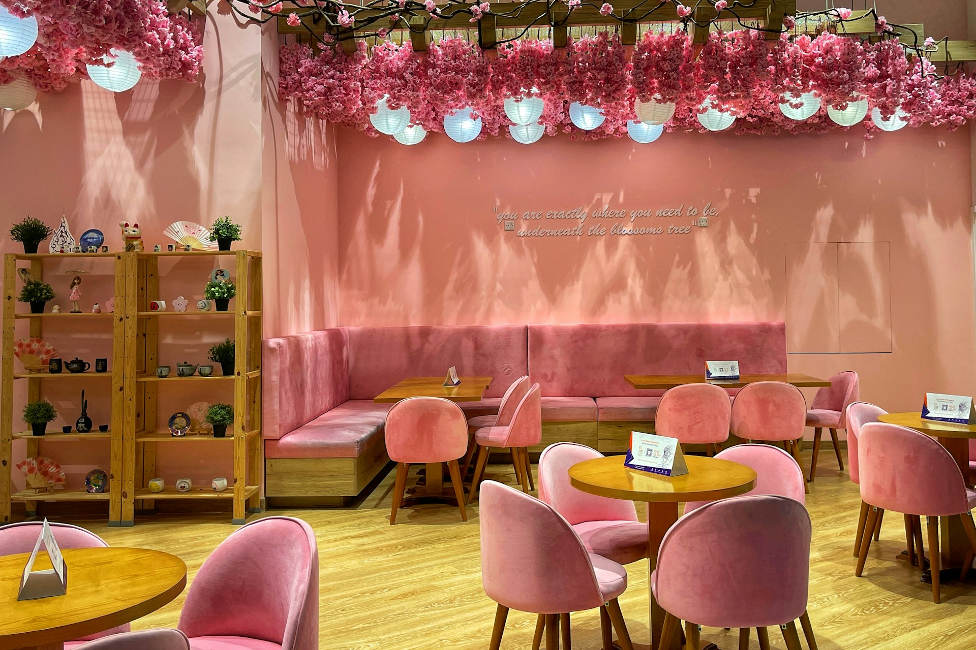 Salle aux tons rose poudré de Line Coffee & Shop