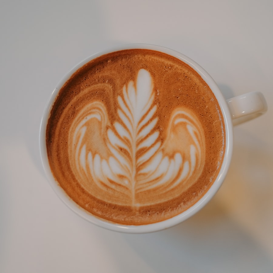 Latte art servi au comptoir